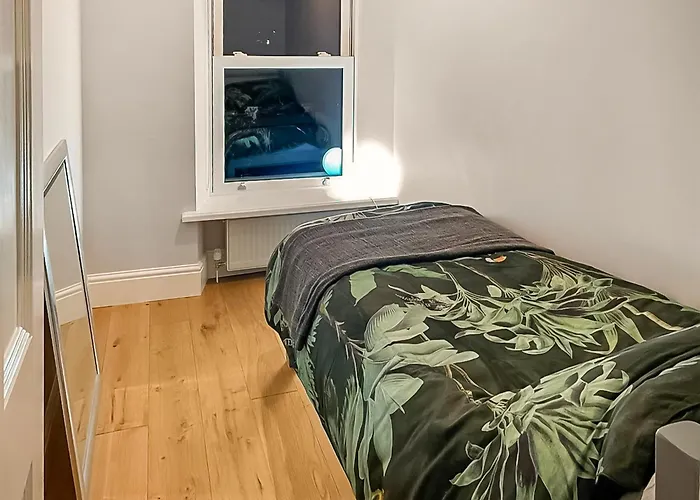 Number Seven Bentham